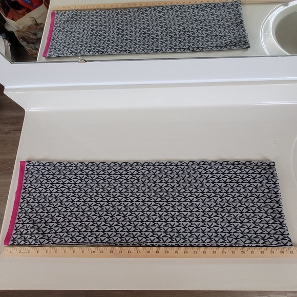 MICHAEL KORS Signature MK knit Fall / Winter scarf gray with pink end borders - Picture 4 of 6